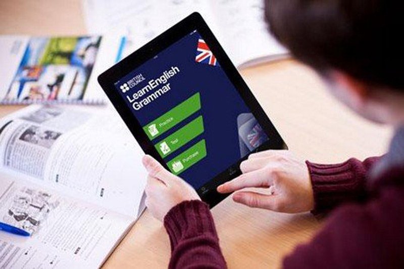 تلاميذ يتبارون بالإنجليزية في الخطابة والتهجئة