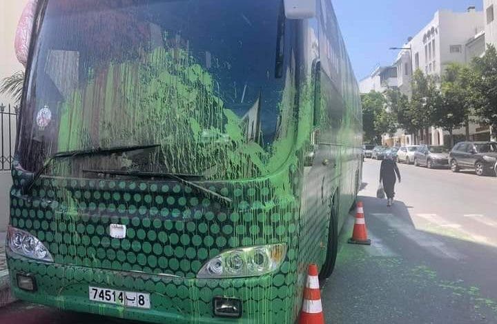 تلطيخ حافلة الرجاء البيضاوي بالصباغة والأمن يدخل على الخط