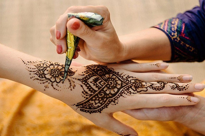 حناء عيد الفطر .. تقليد راسخ للمرأة المغربية