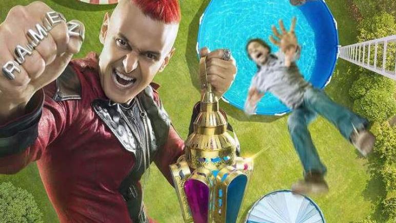 “رامز عقله طار”.. ضرب مبرح من أحد الضيوف لرامز جلال! (فيديو)