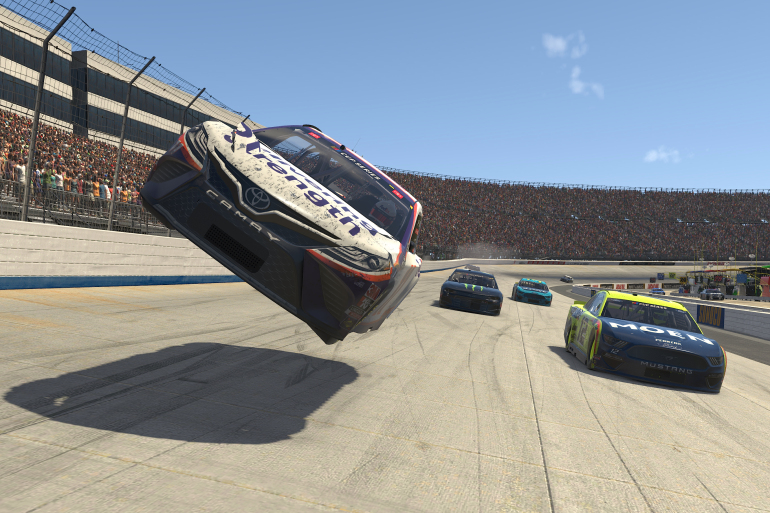 سيارة سباق تطير مباشرة على حشد من الجمهور… فيديو