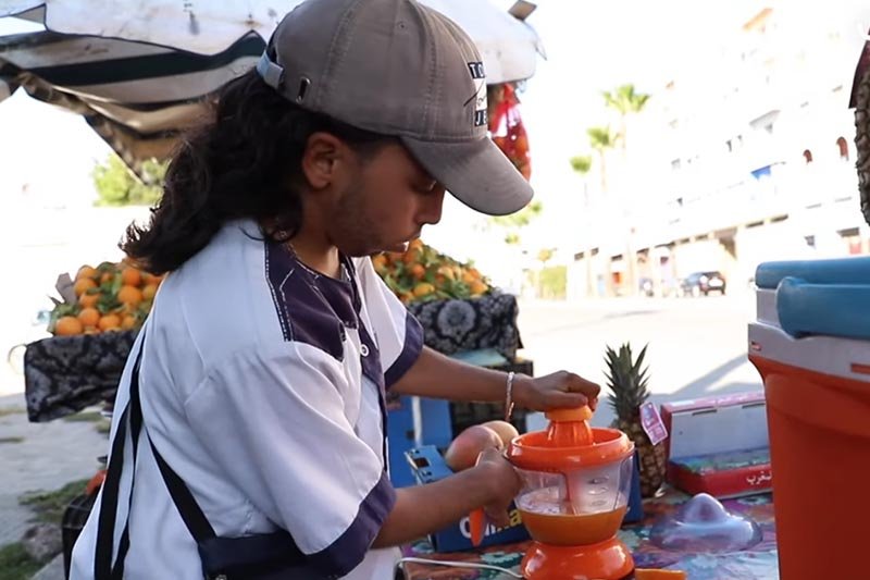 شاب يتحدى الإعاقة بالبيضاء