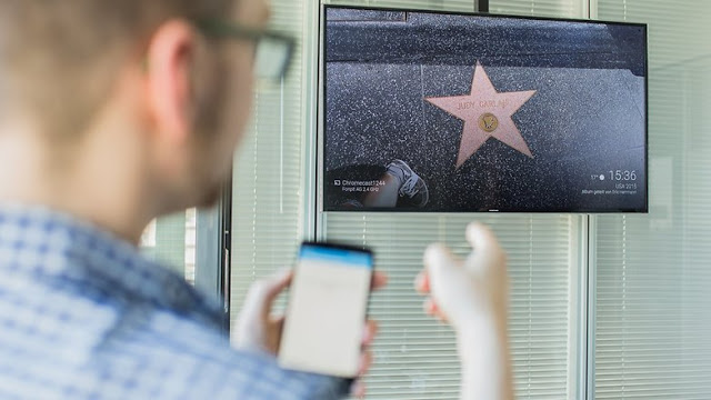 طريقة توصيل الهاتف بالشاشة