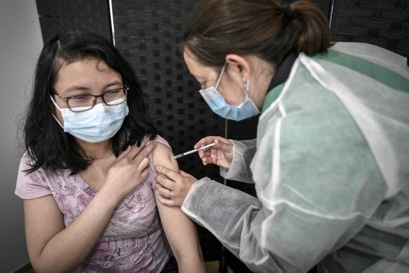 فرنسا تفتح مجال التلقيح ضد “كوفيد-19” للجميع