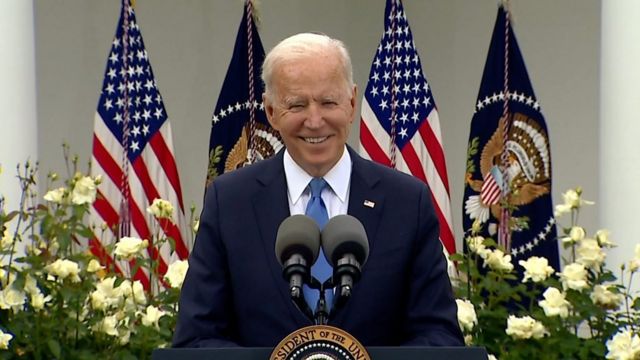 فيروس كورونا: تخفيف قيود ارتداء الكمامة بالولايات المتحدة وبايدن يثني على هذا “اليوم العظيم”