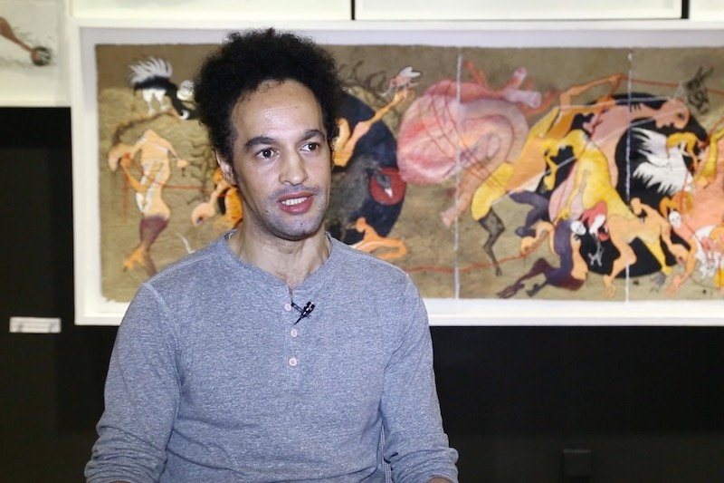 كريم عطار .. تشكيلي شاب يتوارى خلف عوالم القهر وتوحش الإنسان