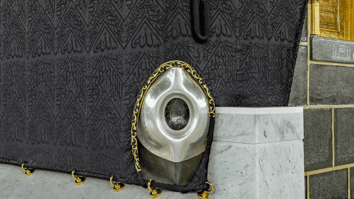 لأول مرة.. صور فائقة الدقة للحجر الأسود في الكعبة