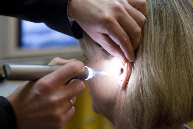 ما أسباب طنين الأذن؟