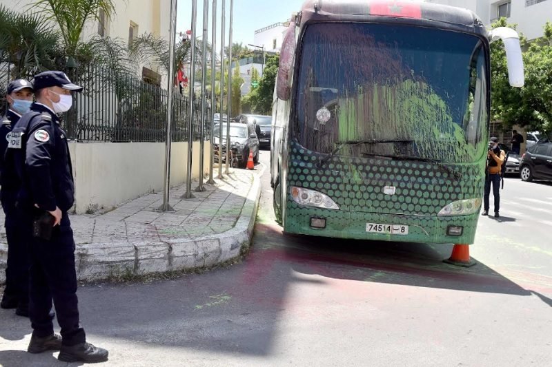 مجهولون يخربون حافلة الرجاء وسط العاصمة