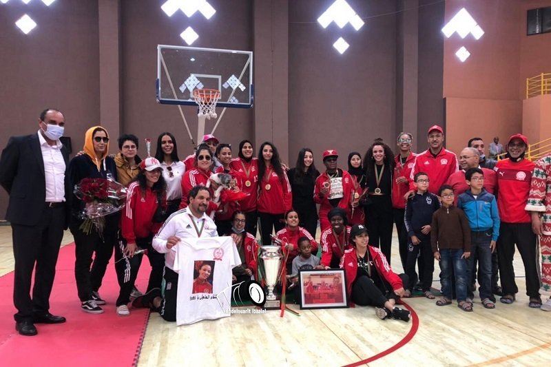 مشجعون يحتفون بـ”فارسات النخيل” لكرة السلة