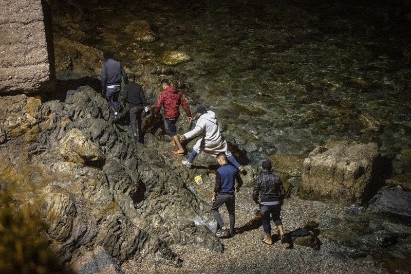 مهاجرون من “جنوب الصحراء” يقتحمون مليلية