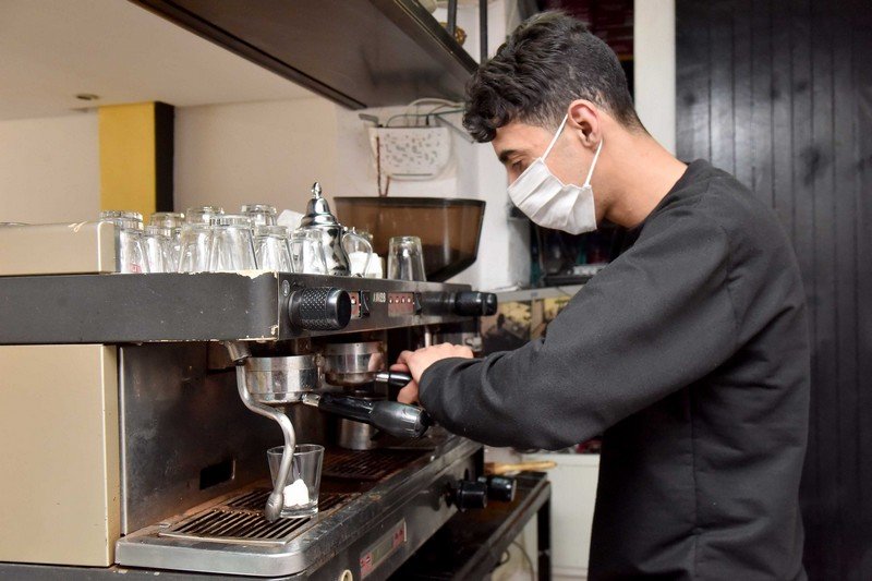 مهنيو المقاهي يراهنون على تمديد فترة العمل