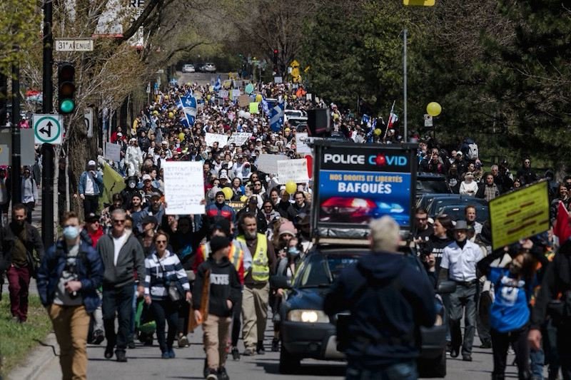 مونتريال الكندية تحتج ضد قيود احتواء الجائحة