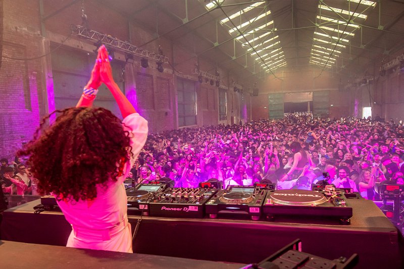 نهاية كورونا.. وحفل بدون كمامات