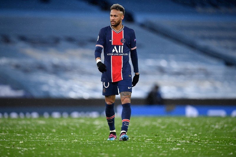 نيمار يمدد عقده مع فريق باريس سان جرمان