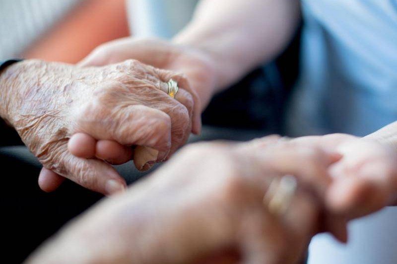 هكذا تتواصل مع مريض “ألزهايمر” بسهولة