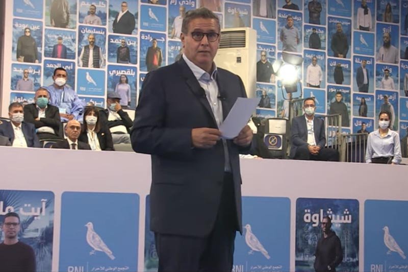 أخنوش: “ما كاين زحام”