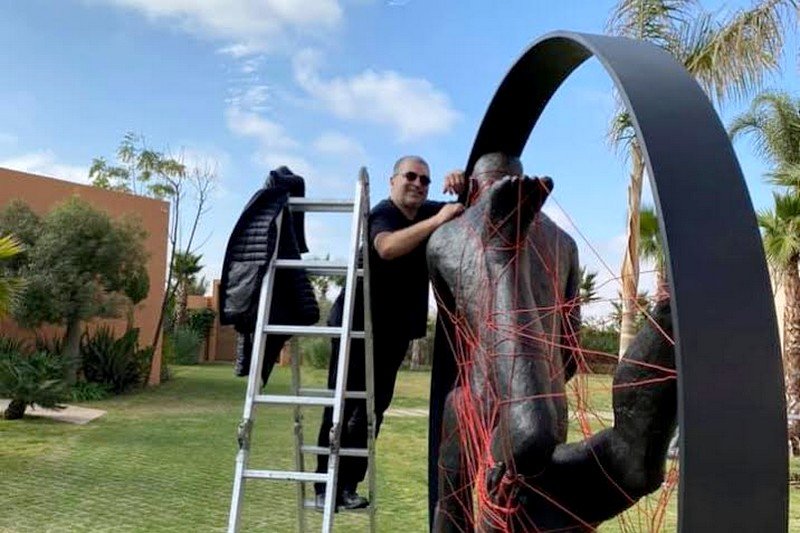 الرسام المغربي ماحي بينبين يحرر الجسد من “الفخاخ” في لوحات سردية