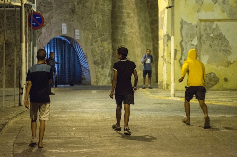 الملك محمد السادس يأمر بإعادة جميع القاصرين المغاربة “غير القانونيين” بأوروبا