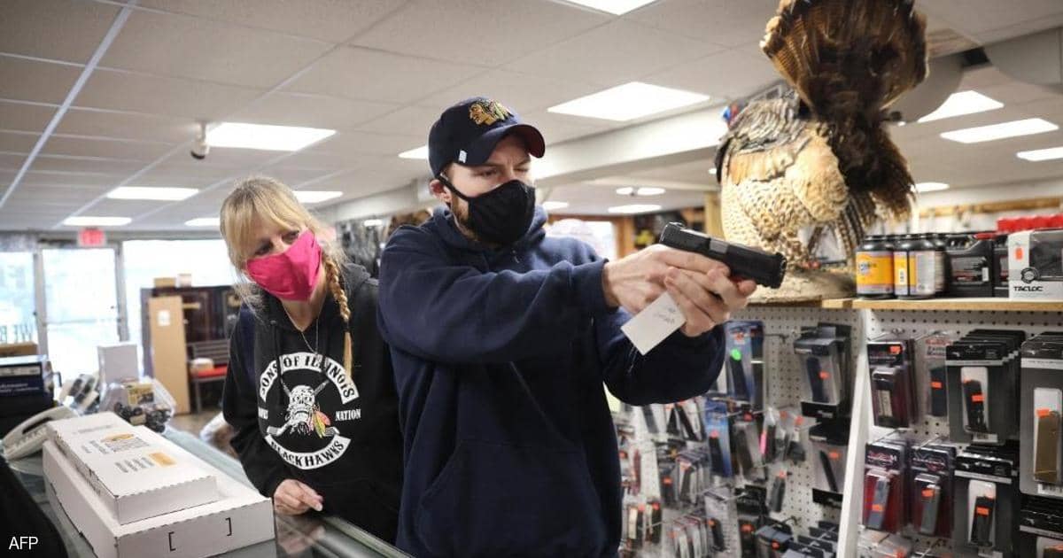 بايدن “يتجاهل” الكونغرس ويواجه عنف الأسلحة النارية 