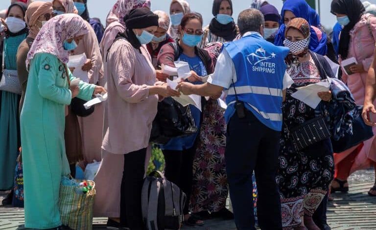 بعد خضوعهن للفحص الخاص بكورونا .. عودة 523 عاملة موسمية بحقول الفراولة إلى أرض الوطن