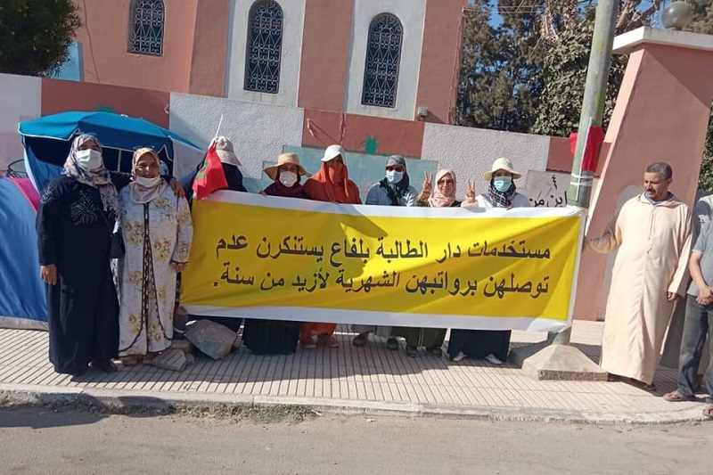 تأخر صرف الأجور يدفع مستخدمات إلى الاعتصام