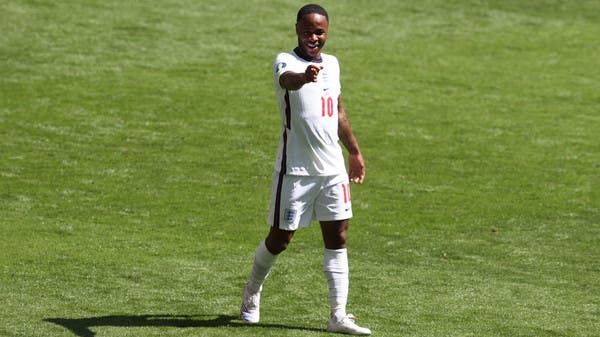 ستيرلنغ يطالب بالهدوء بعد التعادل مع أسكتلندا