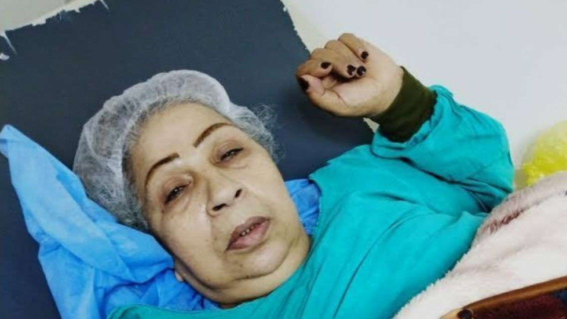 شاهد لحظة نقل أشهر كومبارس مصرية للعلاج بعد خطأ فادح!