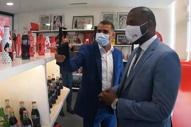 قنصل أمريكا بمصنع كوكا كولا