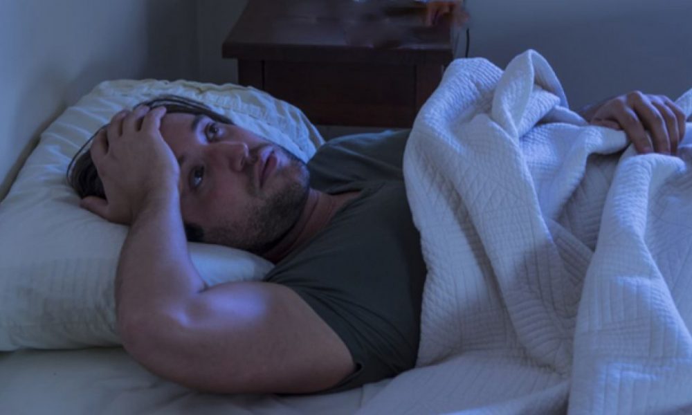 لماذا يشعر الإنسان بالسقوط فجأة أثناء النوم؟