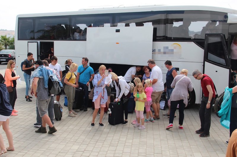 مهنيو قطاع النقل السياحي يطالبون بالدعم والتلقيح الشامل لتجاوز الأزمة