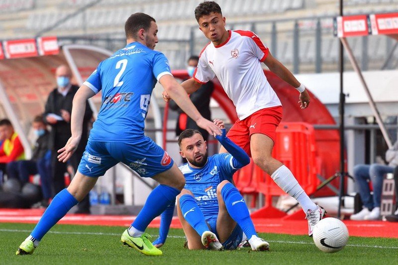 نايل العيناوي يوقع عقدا احترافيا مع نانسي الفرنسي