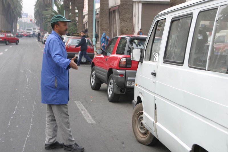 هل يخرق رؤساء الجماعات القانون بكراء الفضاءات العامة لحراس السيارات؟