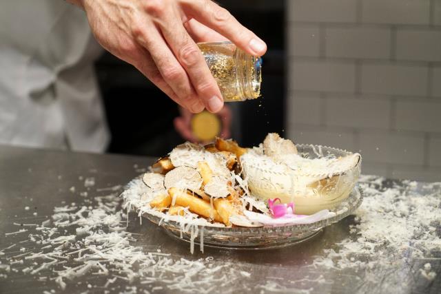 أغلى بطاطس مقلية في العالم تدخل موسوعة جينيس.. فيديو