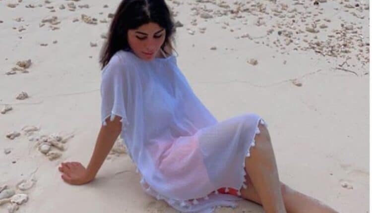 زارا البلوشي بالمايوه وتهديد بالترحيل