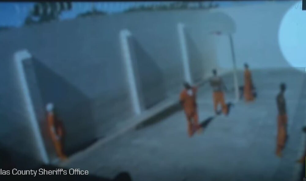 شاهد.. محاولة غريبة للهروب من سجن أمام كاميرات