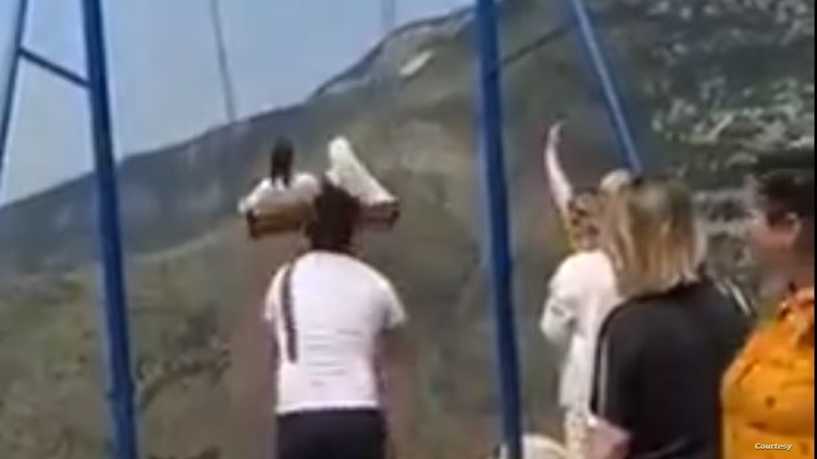 فيديو الأرجوحة المرعبة.. تفاصيل الحادث ومصير السيدتين بعد السقوط