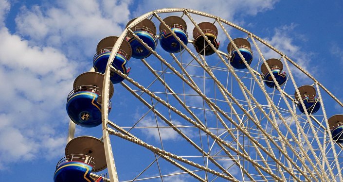 مقطع فيديو يوثق لحظة خروج لعبة ملاهي عن السيطرة