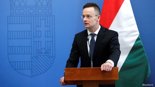 وزير الخارجية المجري ينتقد عقوبات “يويفا” تجاه بلاده