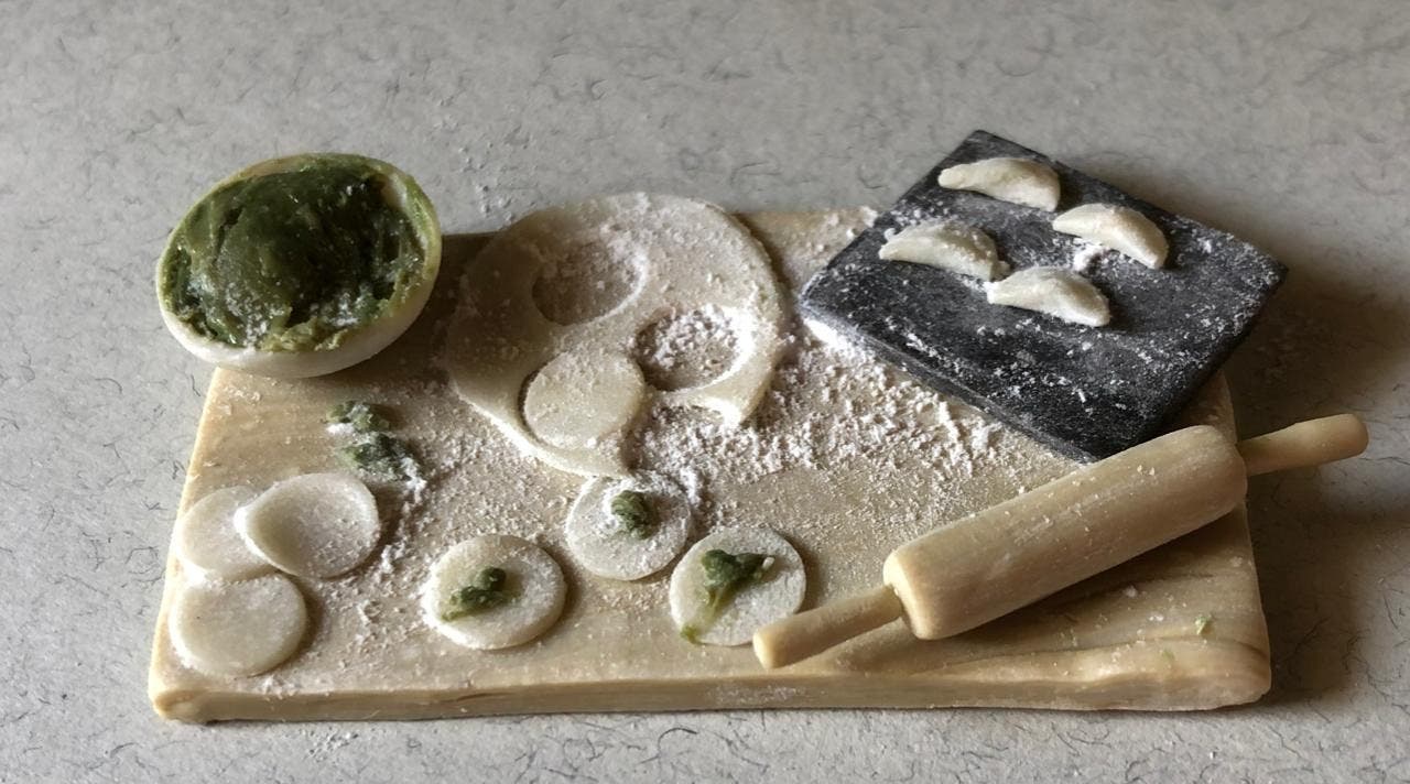 بالصور.. شابة مصرية تعشق النحت والمنمنمات