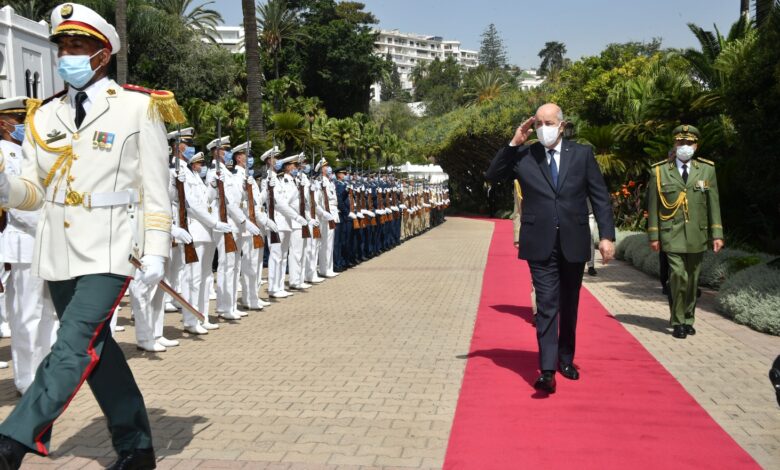 طبيب جزائري يوجه مدفعيته للنظام .. وباء كورونا عرى الكثير من النقائص