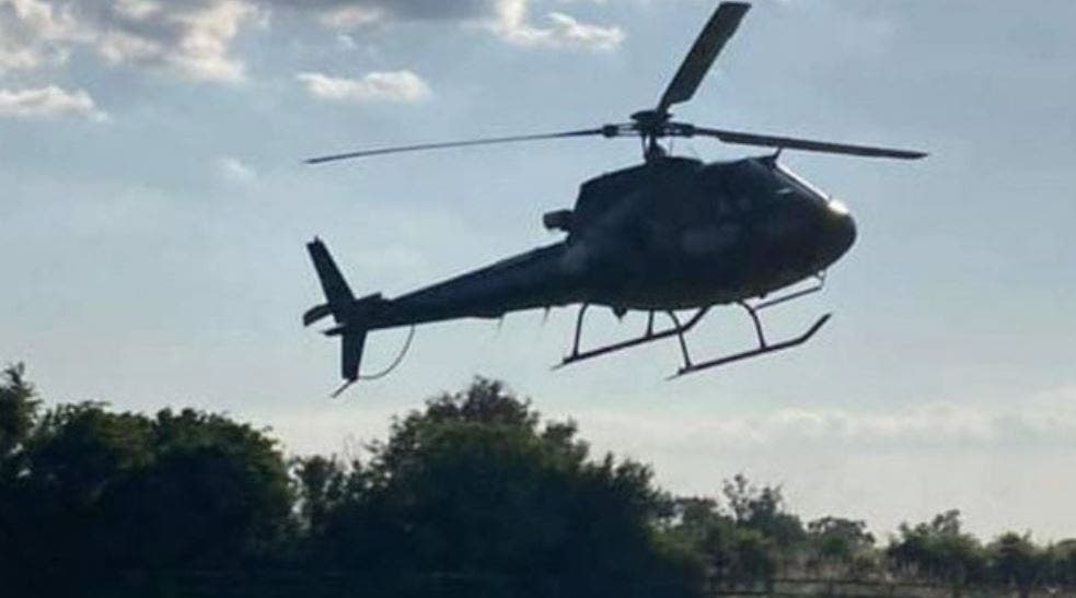 فجأة.. هبطت طائرة في حديقتهم وظهر منها “توم كروز”!