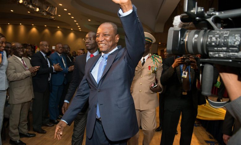 انقلاب في غينيا و القبض على الرئيس و حل مؤسسات الدولة (فيديو)