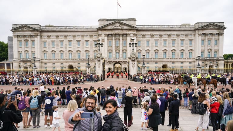 خبير بريطاني: كوفيد-19 سيصبح شبيها بنزلات البرد بحلول الربيع المقبل