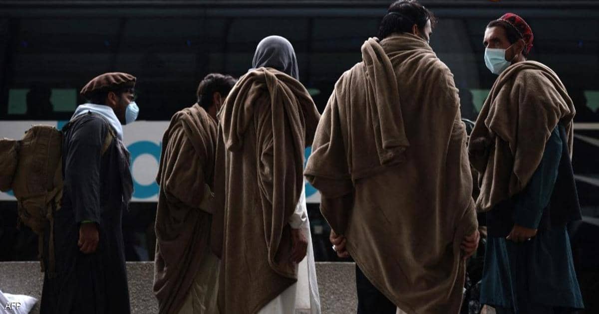 لاجئون أفغان يهاجمون جندية أميركية.. وهذا ما حدث لها