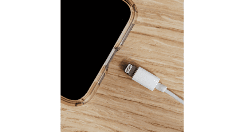 وداعا للشاحن..ابتكار يوفر الكهرباء عبر الهواء إلى أي هاتف دون الحاجة إلى مقابس وكابلات