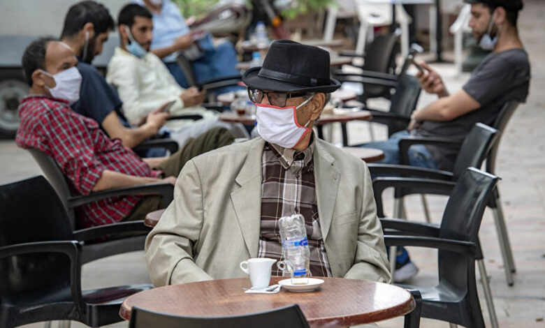 أرباب المقاهي يتفادون الاصطدام مع الزبائن ويقررون عدم المطالبة بجواز التلقيح