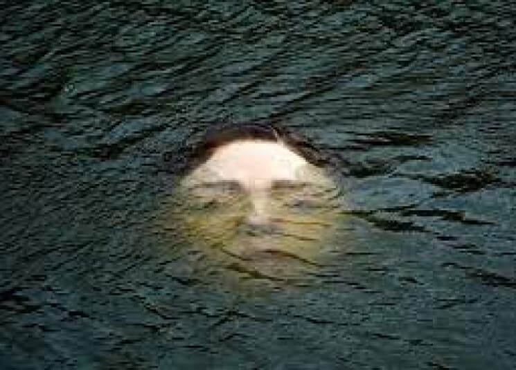 “الفتاة الغارقة” تثير قلق الإسبان (فيديو)