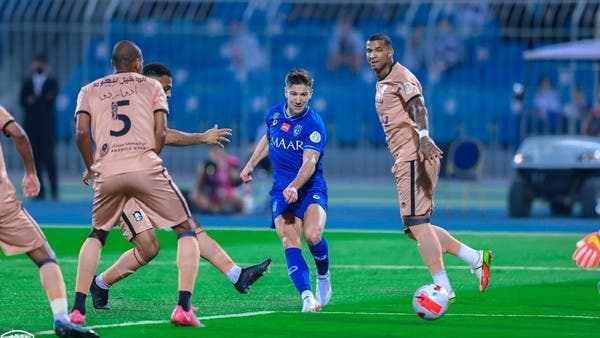الهلال ينجو من التعثر أمام الرائد بهدف قاتل