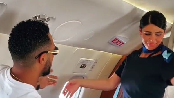 بعد رقصها مع محمد رمضان.. خبير يوضح موقف المضيفة